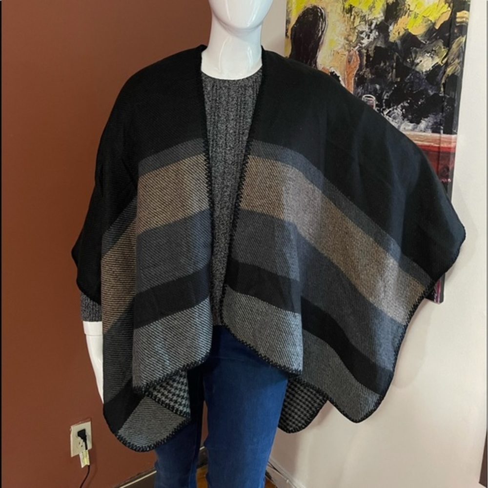 Women’s Mixit reversible poncho. One size